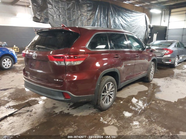 2019 TOYOTA HIGHLANDER XLE VIN: 5TDJZRFH2KS966233