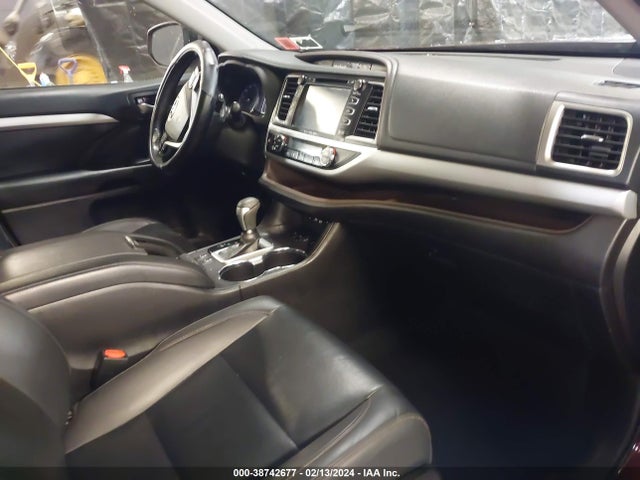 2019 TOYOTA HIGHLANDER XLE VIN: 5TDJZRFH2KS966233