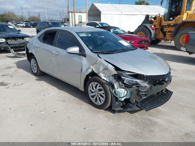 Toyota COROLLA LE 2018 5YFBURHEXJP774555 zdjęcie główne