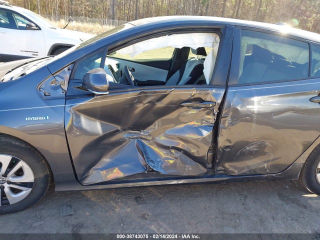 Toyota Prius Three 2018 JTDKARFU9J3055597 Image 6