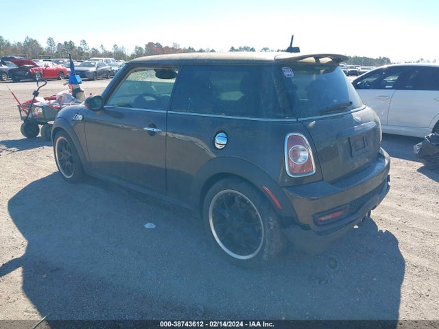 2011 MINI COOPER S WMWSV3C56BTY22304 Photo 2