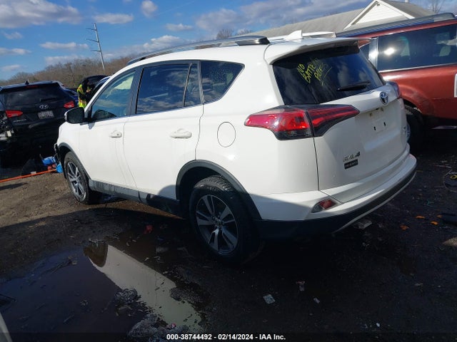 Toyota Rav4 Xle 2018 JTMRFREV7JJ228555 Image 3