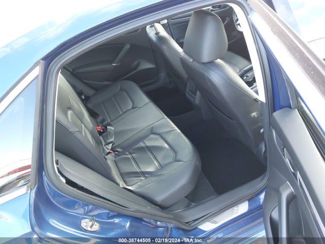 1VWAT7A33GC066271 Volkswagen Passat 1.8t R-line