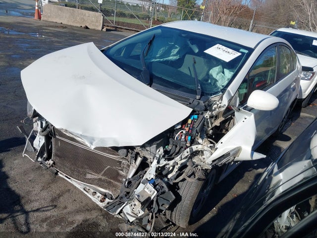 Toyota Prius Three 2015 JTDKN3DUXF0480548 Image 2