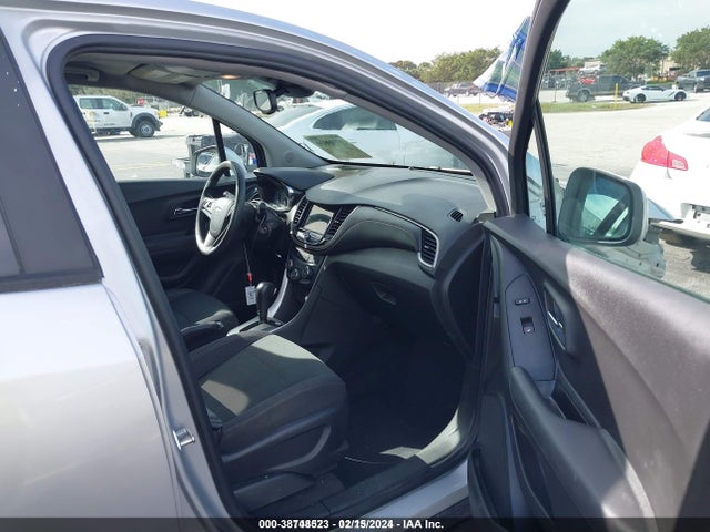 Chevrolet TRAX LS 2019 3GNCJKSBXKL224653 Image 5
