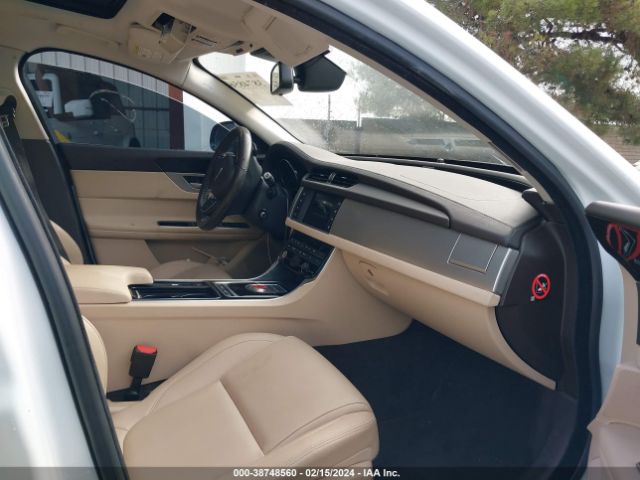 SAJBJ4BV8HCY37046 Jaguar Xf 35t Premium