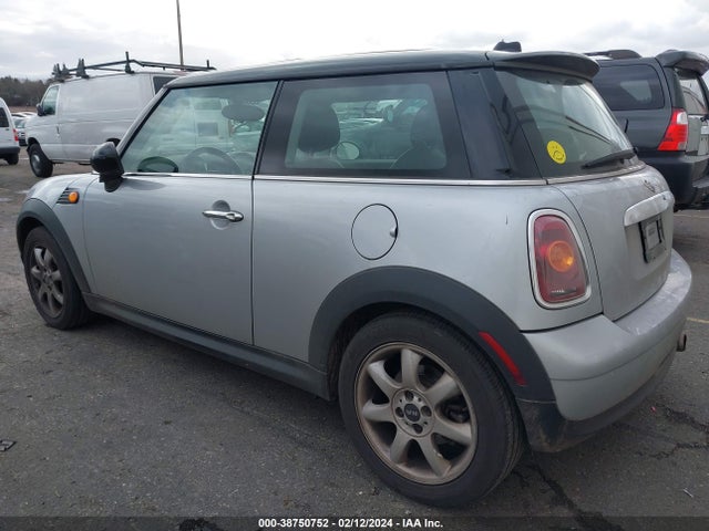 2007 MINI COOPER WMWMF33577TU61923 Photo 2