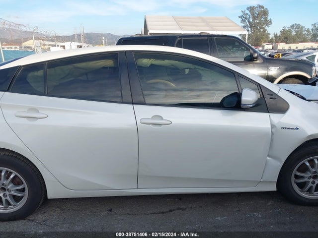 Toyota Prius Two 2016 JTDKBRFU4G3021766 Image 13