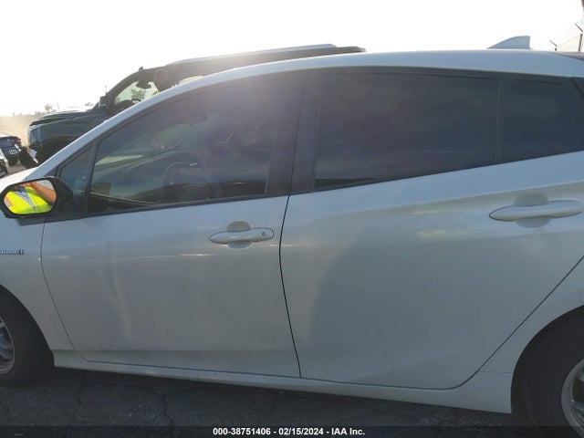 Toyota Prius Two 2016 JTDKBRFU4G3021766 Image 14