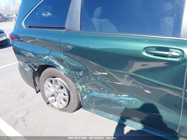 Toyota SIENNA LE 2022 5TDKRKEC4NS106811 Image 17