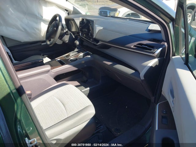Toyota SIENNA LE 2022 5TDKRKEC4NS106811 Image 5