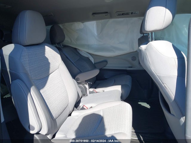 Toyota SIENNA LE 2022 5TDKRKEC4NS106811 Image 8