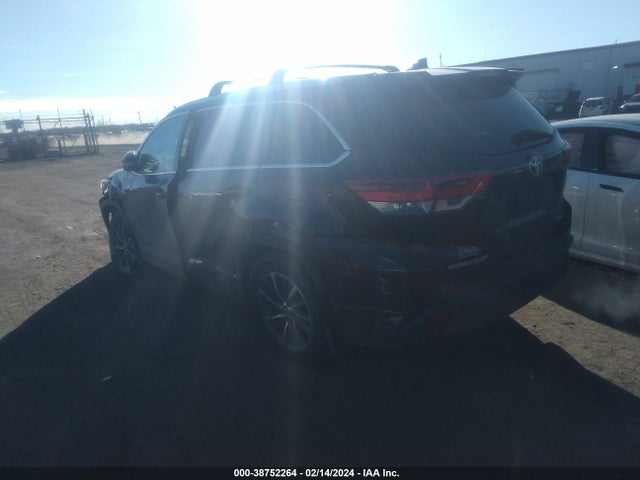 Продажа на аукционе авто 2017 Toyota Highlander Xle, vin: 5TDJZRFH8HS369189, номер лота: 38752264