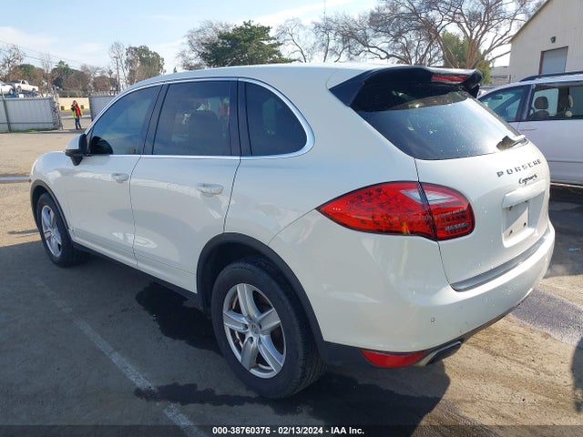 2011 PORSCHE CAYENNE WP1AB2A28BLA46623 Photo 2