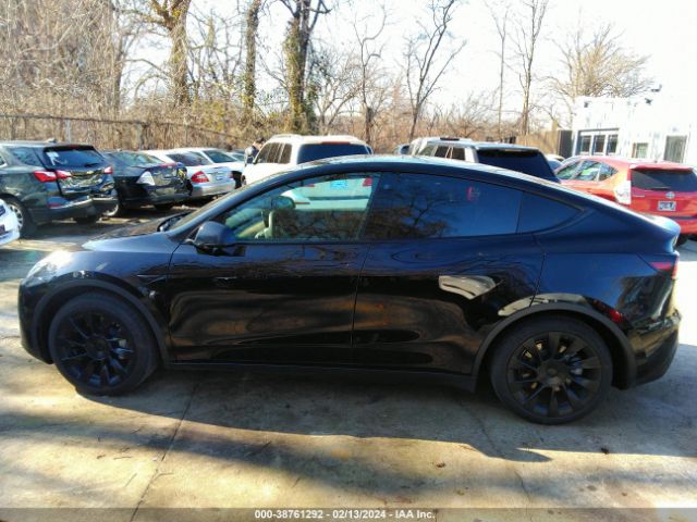 5YJYGDED4MF124166 Tesla Model Y Standard Range Rear-wheel Drive