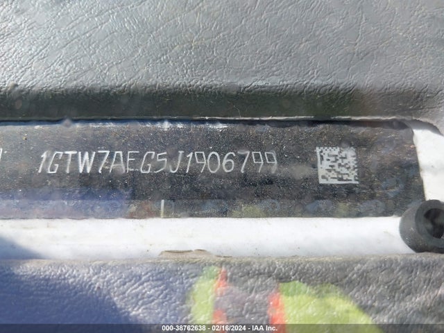 GMC Savana 2500 Work Van 2018 1GTW7AFG5J1906799 Image 9