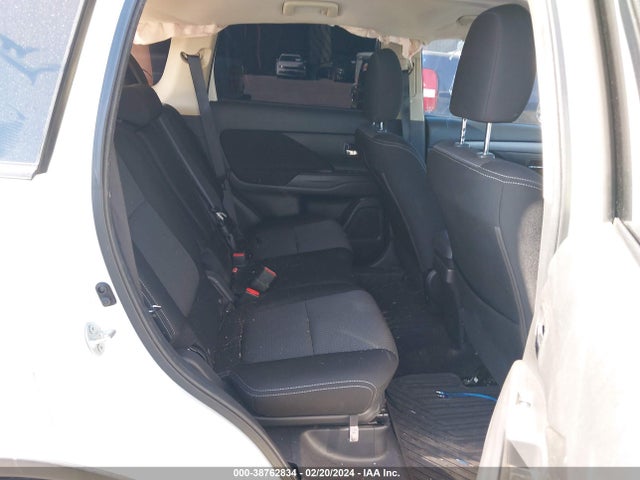 JA4AD3A38JZ015162 Mitsubishi Outlander Se