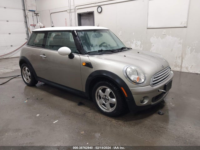 2010 MINI COOPER WMWMF3C57ATU76607 Photo 0