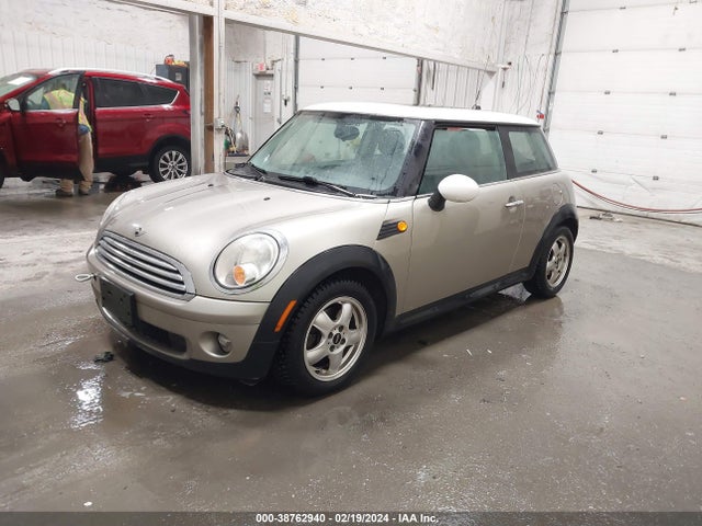 2010 MINI COOPER WMWMF3C57ATU76607 Photo 1