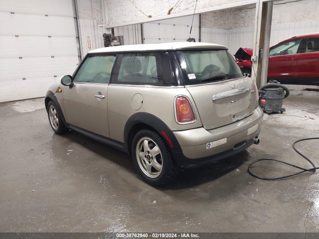 2010 MINI COOPER WMWMF3C57ATU76607 Photo 2