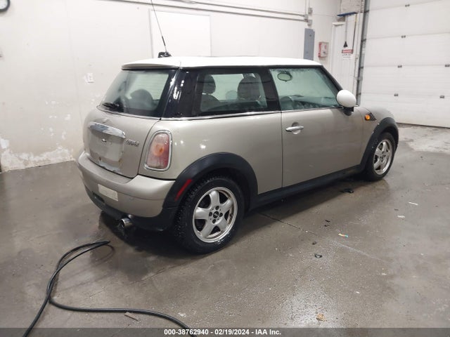 2010 MINI COOPER WMWMF3C57ATU76607 Photo 3