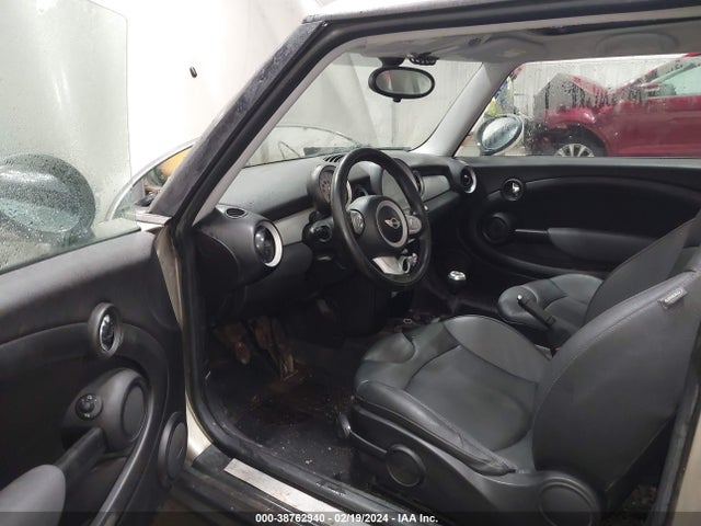 2010 MINI COOPER WMWMF3C57ATU76607 Photo 4