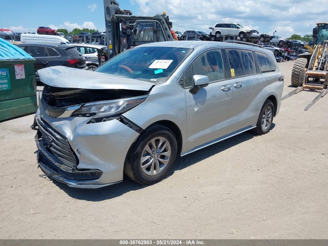 Toyota SIENNA LE 2021 5TDKRKEC3MS005662 Image 2