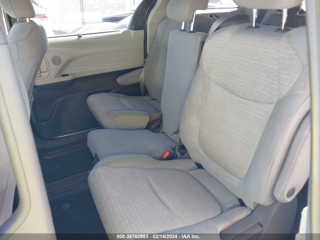 Toyota SIENNA LE 2021 5TDKRKEC3MS005662 Image 8