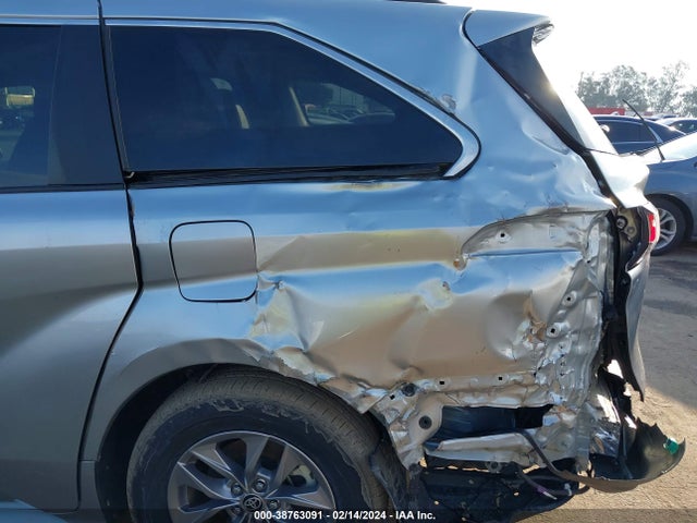 2021 TOYOTA SIENNA XLE VIN: 5TDYRKEC9MS062930