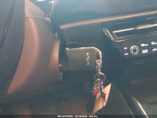 KNDCP3LE2R5137040 KIA NIRO LX
