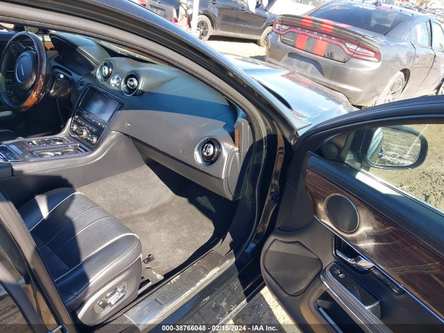 2011 JAGUAR XJ SAJWA2GB9BLV12658 Photo 4