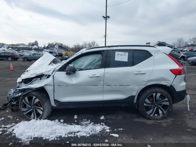 Volvo Xc40 B5 Plus Dark Theme 2024 YV4L12UL3R2225828 Image 14