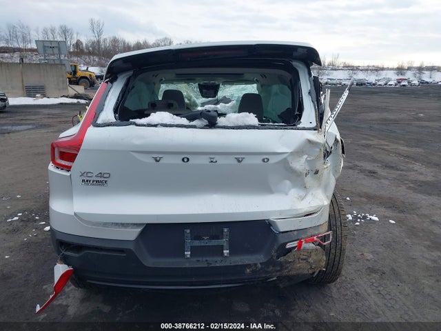 Volvo Xc40 B5 Plus Dark Theme 2024 YV4L12UL3R2225828 Image 16