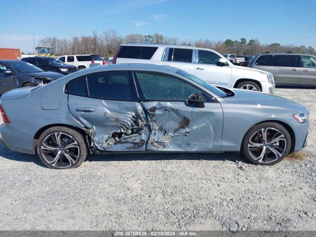 7JRL12TL9RG294595 Volvo S60 B5 Plus Dark Theme