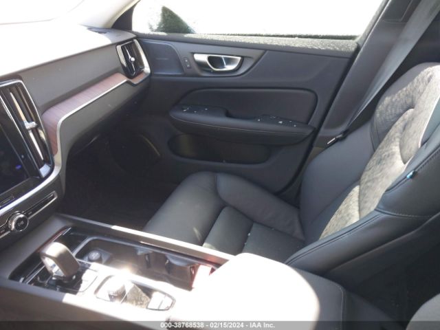 7JRL12TL9RG294595 Volvo S60 B5 Plus Dark Theme