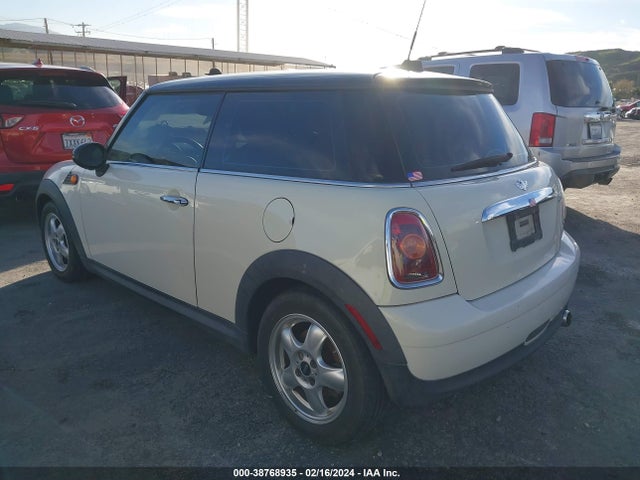 2007 MINI COOPER WMWMF33577TT57951 Photo 2