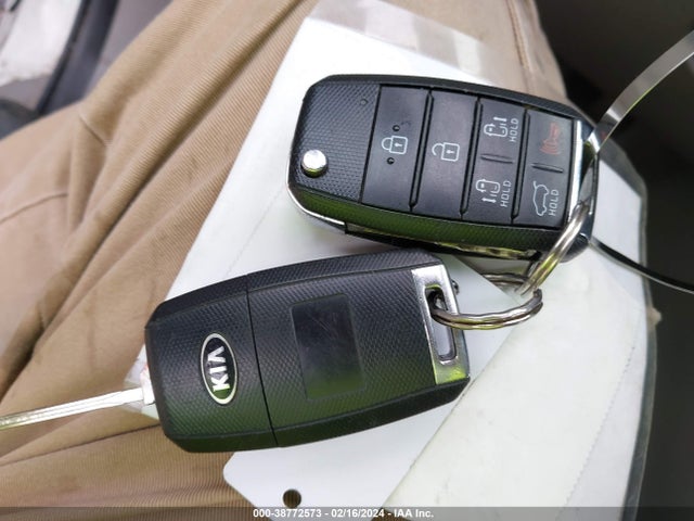 KIA SEDONA LX 2016 KNDMB5C11G6198835 Image 11