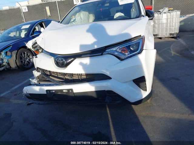 Toyota RAV4 LE 2018 JTMZFREV6JJ183110 Image 12