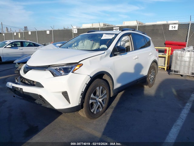 Toyota RAV4 LE 2018 JTMZFREV6JJ183110 Image 2