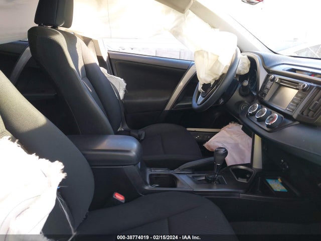 Toyota RAV4 LE 2018 JTMZFREV6JJ183110 Image 5