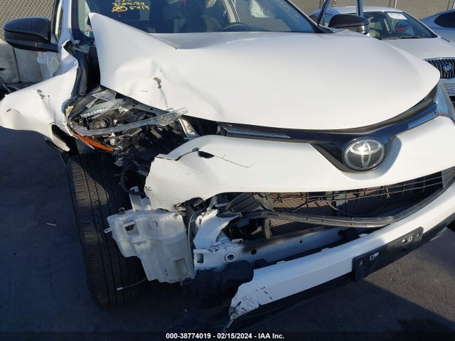 Toyota RAV4 LE 2018 JTMZFREV6JJ183110 Image 6