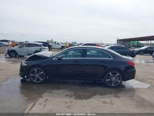 WDD3G4EB0KW025920 Mercedes-Benz A 220