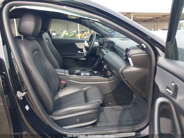 WDD3G4EB0KW025920 Mercedes-Benz A 220