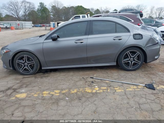 WDD3G4EB1KW010780 Mercedes-Benz A 220