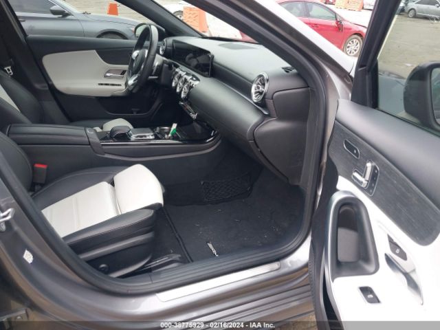 WDD3G4EB1KW010780 Mercedes-Benz A 220