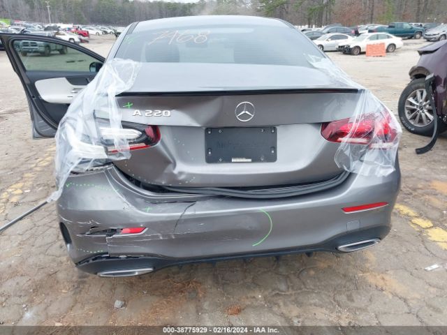 WDD3G4EB1KW010780 Mercedes-Benz A 220