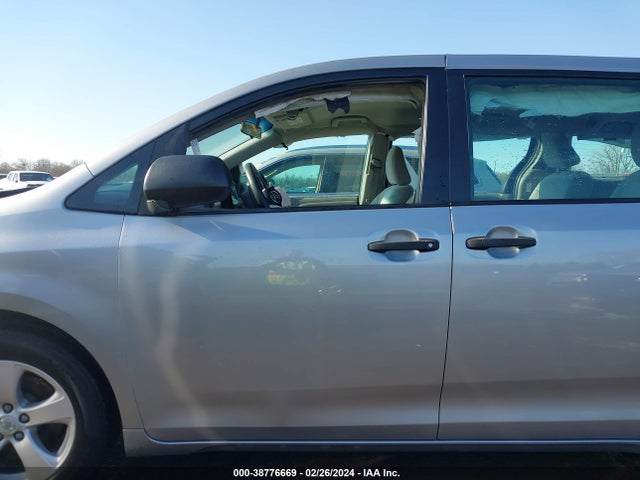 Toyota Sienna L 7 Passenger 2017 5TDZZ3DC7HS812018 Image 14