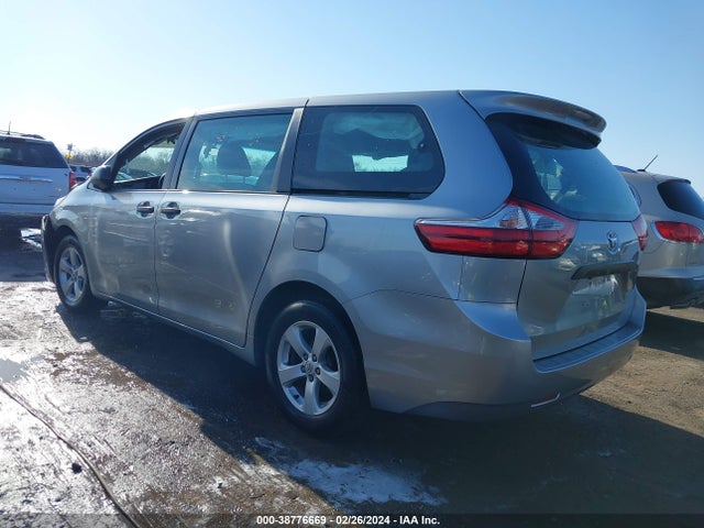 Toyota Sienna L 7 Passenger 2017 5TDZZ3DC7HS812018 Image 3