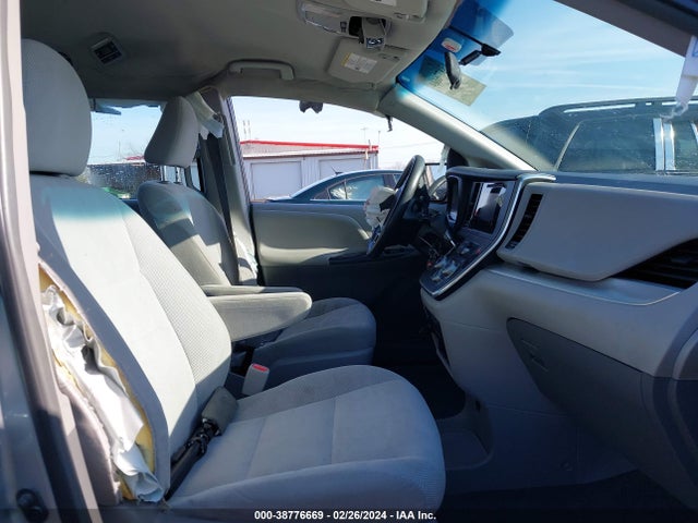 Toyota Sienna L 7 Passenger 2017 5TDZZ3DC7HS812018 Image 5