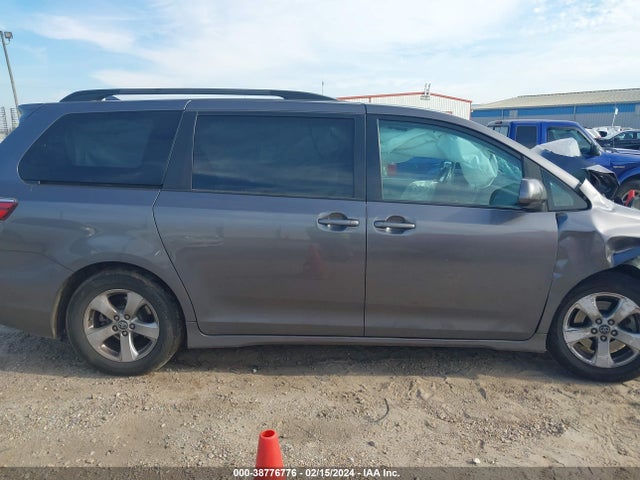 Toyota Sienna Le 8 Passenger 2018 5TDKZ3DC9JS918882 Image 13